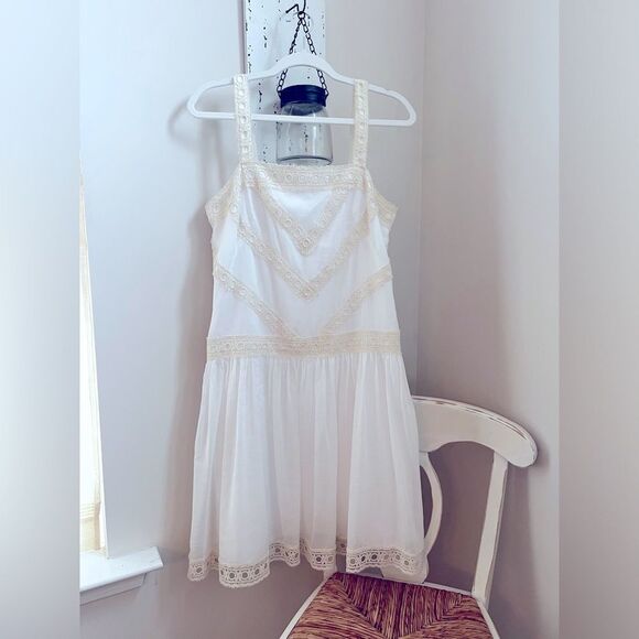 ANN TAYLOR Elegant Cream Lace Dress with embroidery; Size 6 - Picture 1 of 13